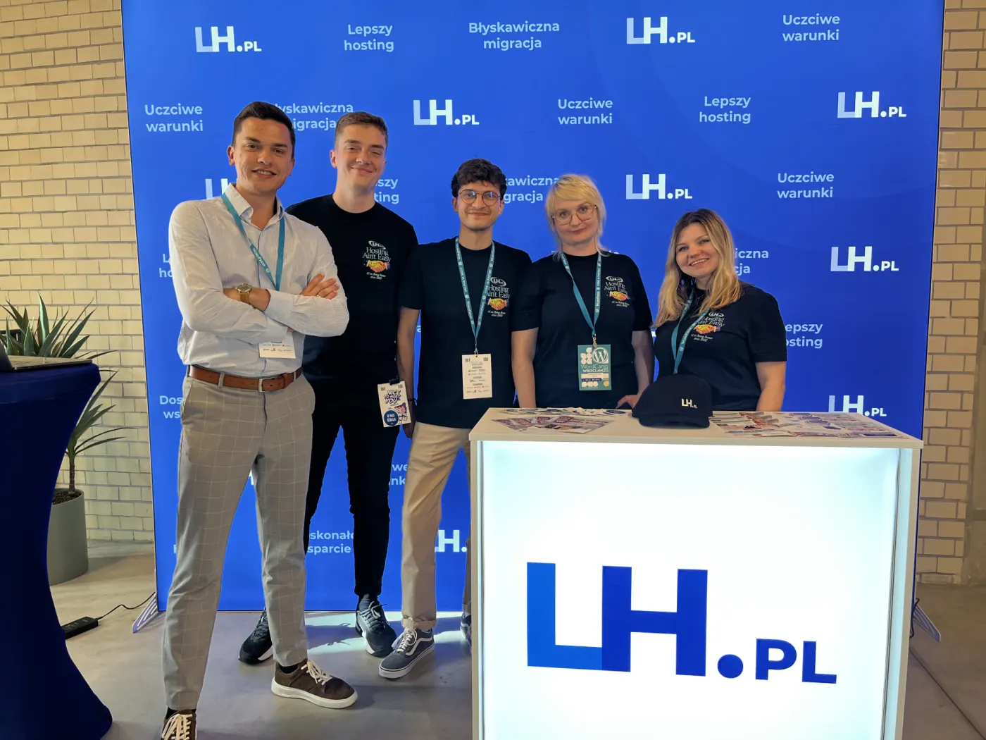 Zespół LH.pl na stoisku podczas WordCamp Wrocław 2026 razem z Michałem Pervinenko z ITPER