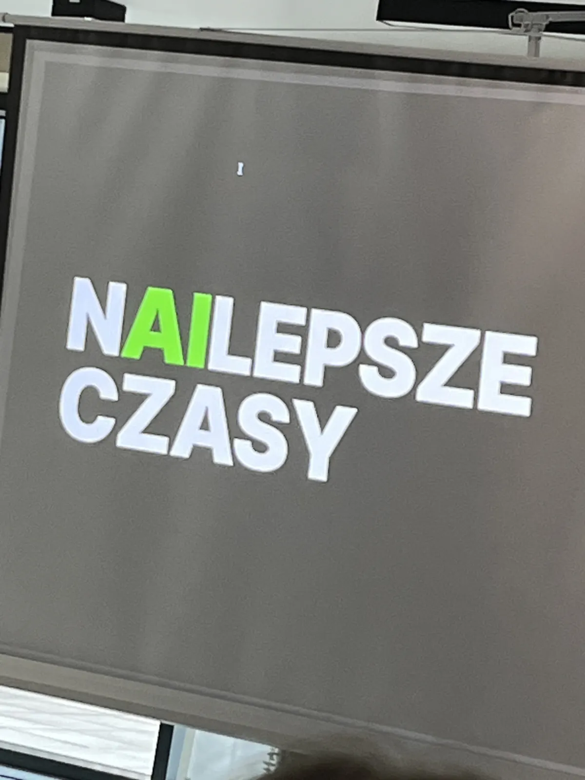 Slajd „NAIlepsze czasy” z prelekcji o sztucznej inteligencji na WordCamp Wrocław 2026